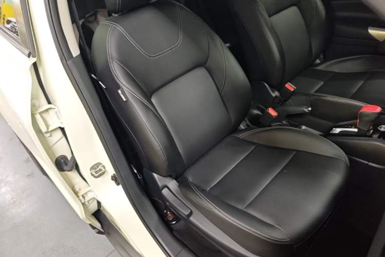 Used Nissan Kicks 2021 1.5L XV CVT Smart Connect Luxury Edition Right Front Seat