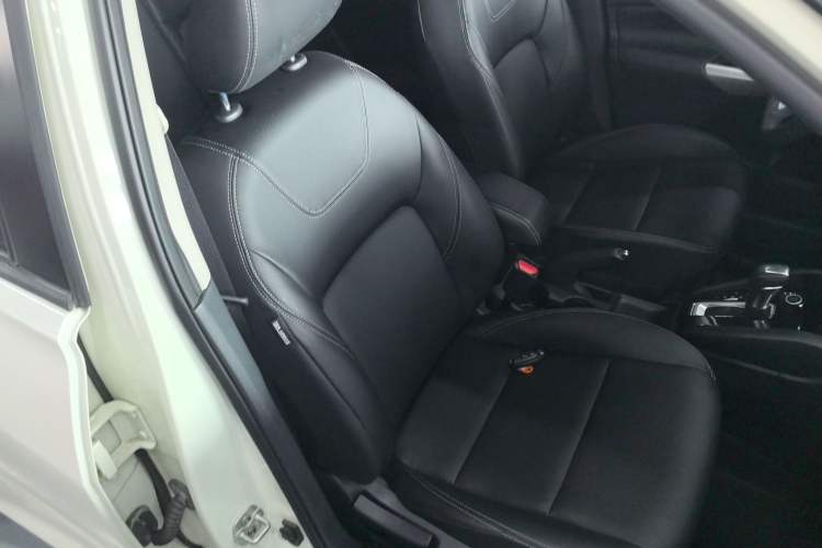 Used Nissan Kicks 2021 1.5L XV CVT Smart Connect Luxury Edition Right Front Seat