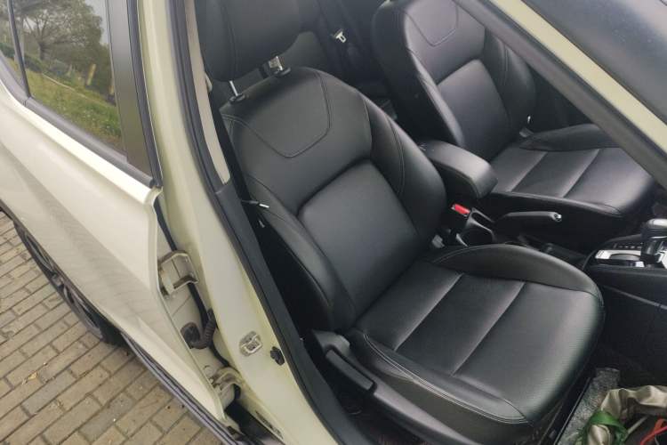 Used Nissan Kicks 2021 1.5L XV CVT Smart Connect Luxury Edition Right Front Seat