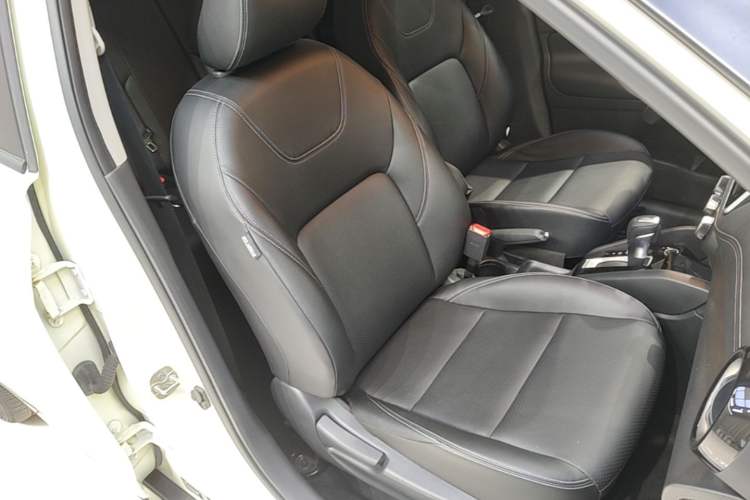 Used Nissan Kicks 2021 1.5L XV CVT Smart Connect Luxury Edition Right Front Seat
