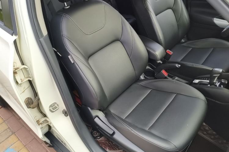 Used Nissan Kicks 2021 1.5L XV CVT Smart Connect Luxury Edition Right Front Seat