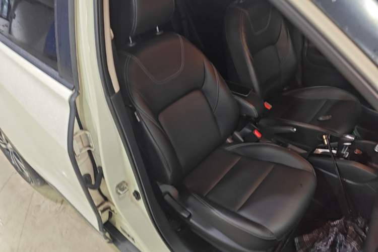 Used Nissan Kicks 2021 1.5L XV CVT Smart Connect Luxury Edition Right Front Seat