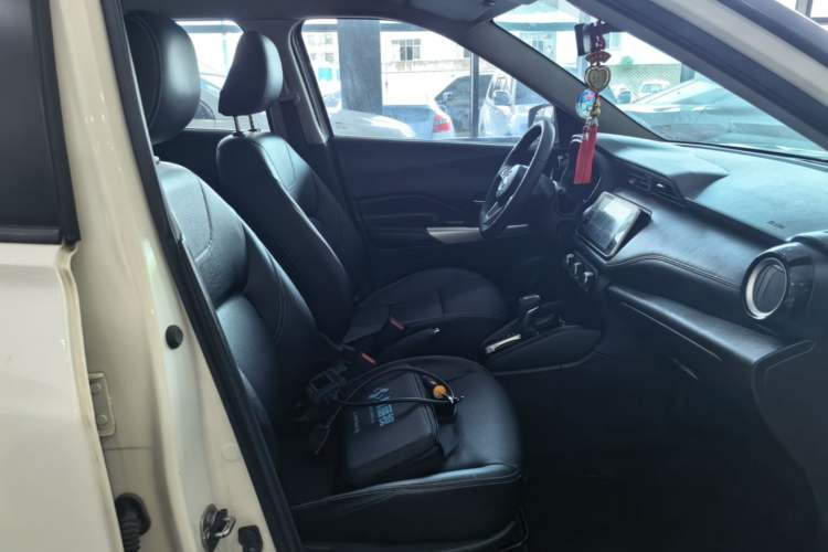 Used Nissan Kicks 2021 1.5L XV CVT Smart Connect Luxury Edition Right Front Seat