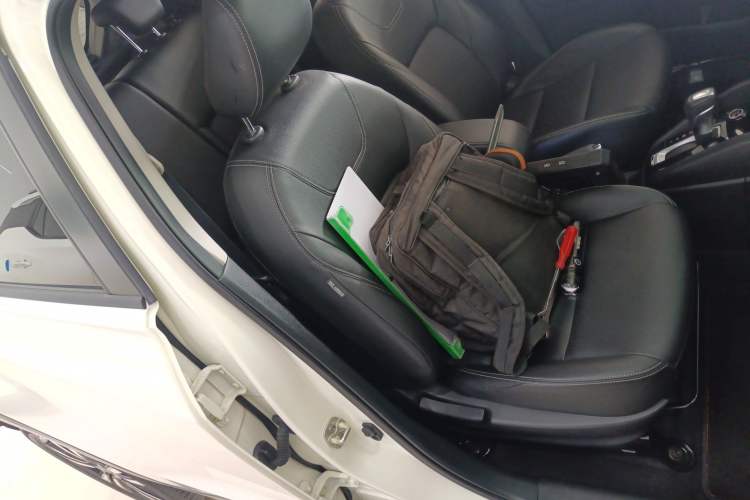 Used Nissan Kicks 2021 1.5L XV CVT Smart Connect Luxury Edition Right Front Seat