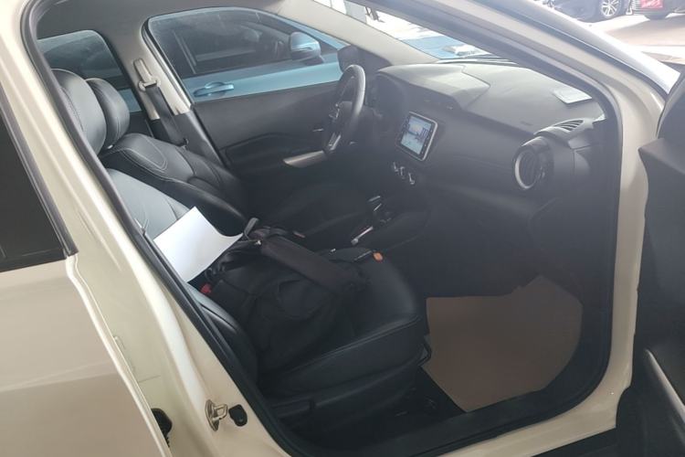 Used Nissan Kicks 2021 1.5L XV CVT Smart Connect Luxury Edition Right Front Seat