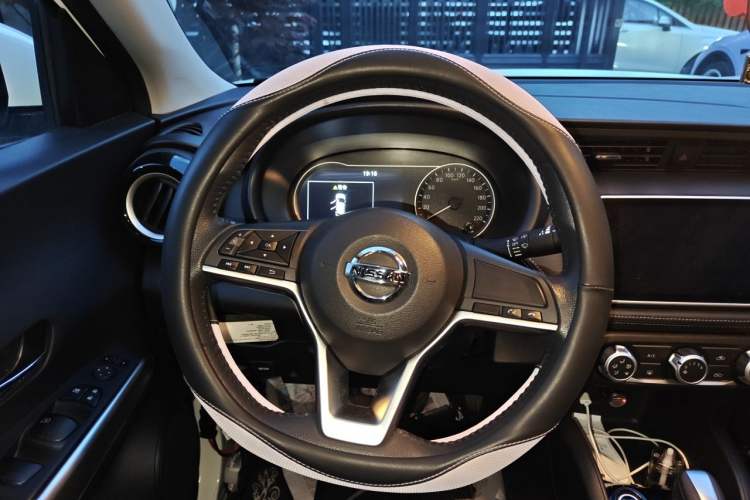 Used Nissan Kicks 2021 1.5L XV CVT Smart Connect Luxury Edition Steering Wheel