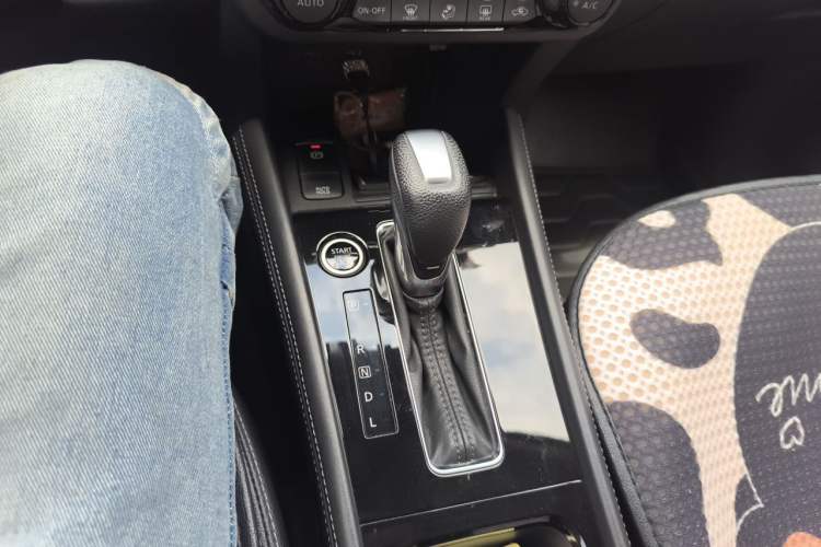 Used Nissan Kicks 2022 1.5L CVT XV Luxury Edition Gear Lever