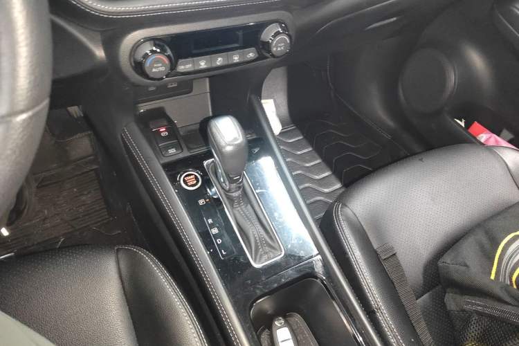 Used Nissan Kicks 2022 1.5L CVT XV Luxury Edition Gear Lever