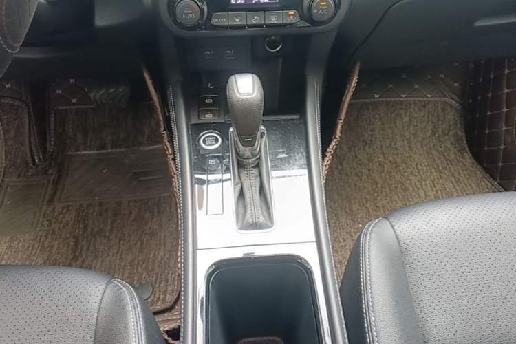 Used Nissan Kicks 2022 1.5L CVT XV Luxury Edition Gear Lever