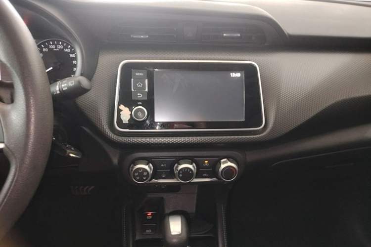Used Nissan Kicks 2022 1.5L CVT XL Fashion Edition Audio And AC Panel