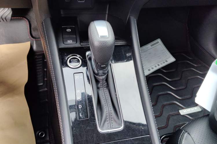 Used Nissan Kicks 2022 1.5L CVT XV Luxury Edition Gear Lever