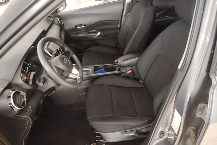Used Nissan Kicks 2022 1.5L CVT XL Fashion Edition Left Front Seat