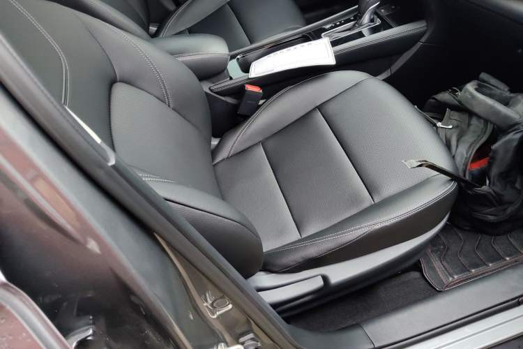 Used Nissan Kicks 2022 1.5L CVT XV Luxury Edition Right Front Seat