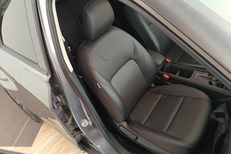 Used Nissan Kicks 2022 1.5L CVT XV Luxury Edition Right Front Seat