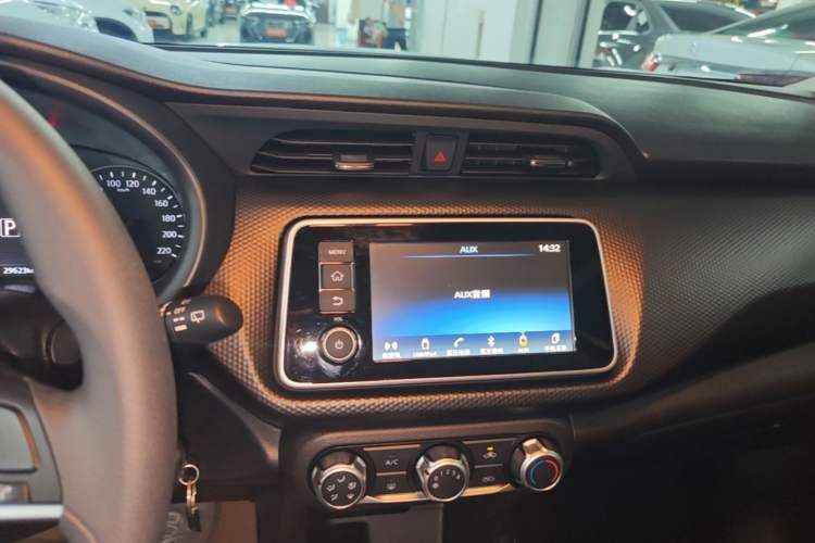 Used Nissan Kicks 2022 1.5L CVT XL Fashion Edition Audio And AC Panel