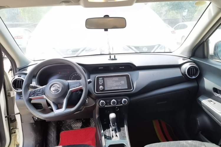 Used Nissan Kicks 2022 1.5L CVT XL Fashion Edition Center Console