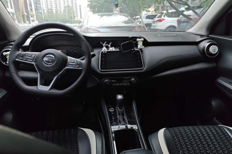 Used Nissan Kicks 2022 1.5L CVT XV Luxury Edition Center Console