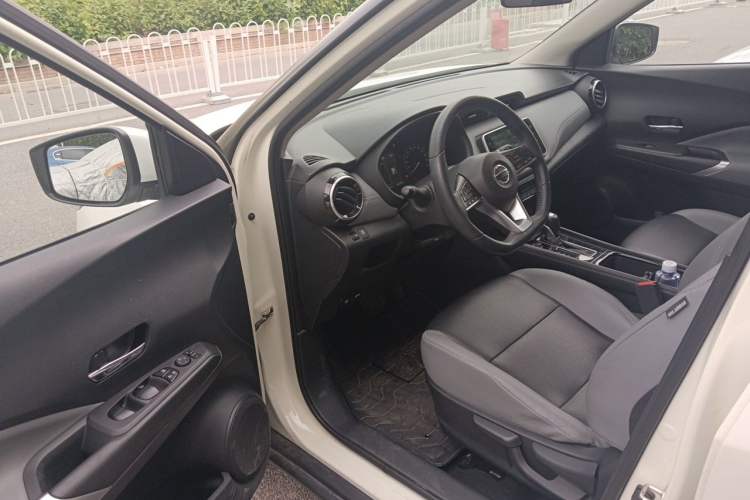 Used Nissan Kicks 2022 1.5L CVT XV Luxury Edition Driver Seat