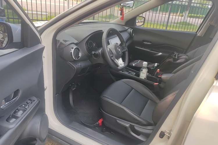 Used Nissan Kicks 2022 1.5L CVT XV Luxury Edition Driver Seat
