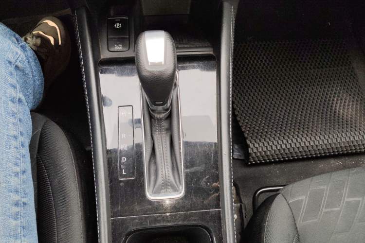 Used Nissan Kicks 2022 1.5L CVT XL Fashion Edition Gear Lever