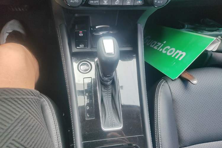 Used Nissan Kicks 2022 1.5L CVT XV Luxury Edition Gear Lever