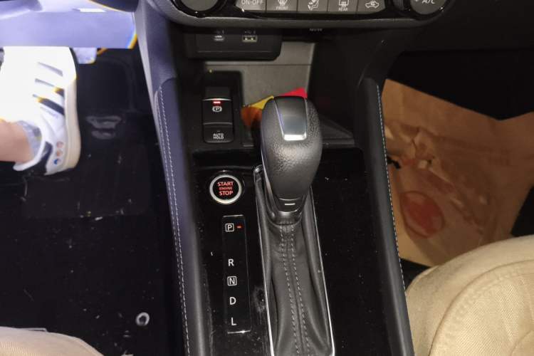 Used Nissan Kicks 2022 1.5L CVT XV Luxury Edition Gear Lever