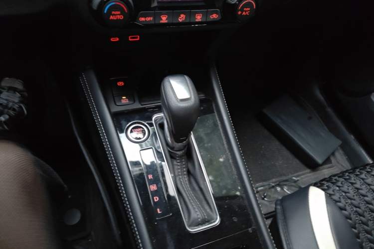 Used Nissan Kicks 2022 1.5L CVT XV Luxury Edition Gear Lever