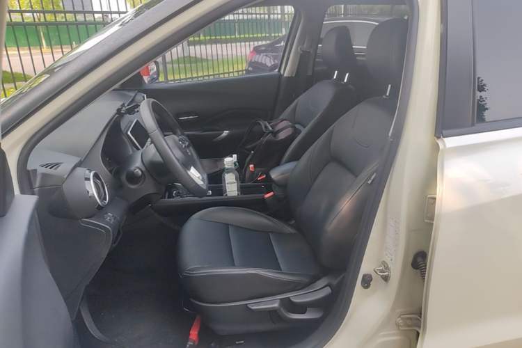 Used Nissan Kicks 2022 1.5L CVT XV Luxury Edition Left Front Seat