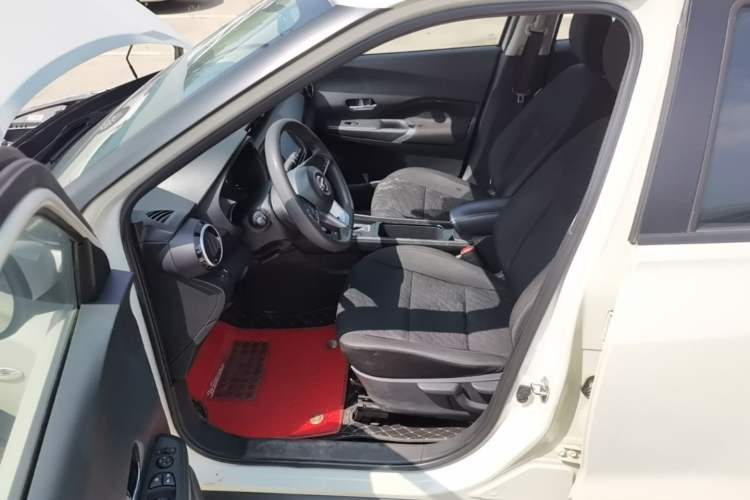 Used Nissan Kicks 2022 1.5L CVT XL Fashion Edition Left Front Seat