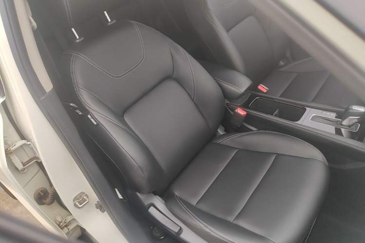 Used Nissan Kicks 2022 1.5L CVT XV Luxury Edition Right Front Seat