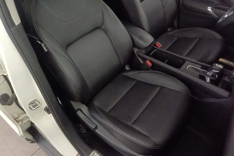 Used Nissan Kicks 2022 1.5L CVT XV Luxury Edition Right Front Seat