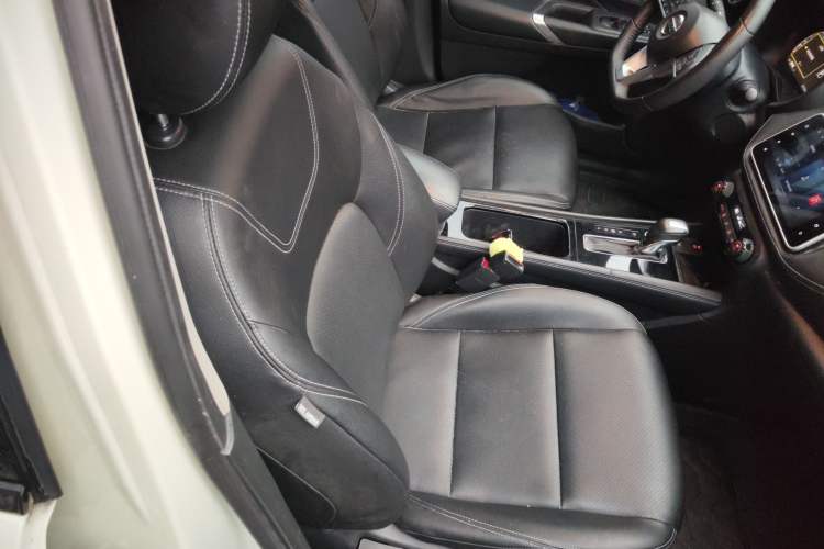 Used Nissan Kicks 2022 1.5L CVT XV Luxury Edition Right Front Seat