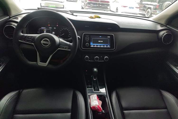 Used Nissan Kicks 2023 Jingqing Edition 1.5L Combining "Power" with a Stylish Touch Center Console