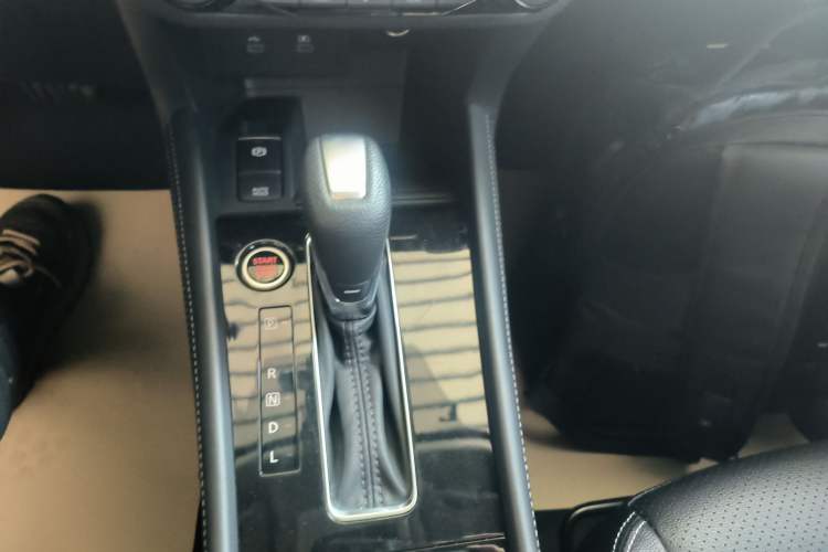Used Nissan Kicks 2023 Jingqing Edition 1.5L Unleash Pure "Jing" – The Luxurious Version Gear Lever