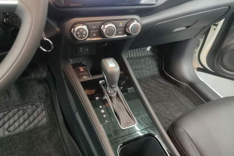 Used Nissan Kicks 2023 Jingqing Edition 1.5L Combining "Power" with a Stylish Touch Gear Lever