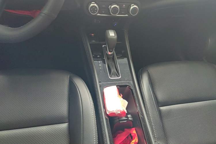 Used Nissan Kicks 2023 Jingqing Edition 1.5L Combining "Power" with a Stylish Touch Gear Lever