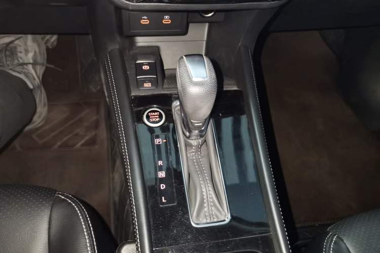 Used Nissan Kicks 2023 Jingqing Edition 1.5L Unleash Pure "Jing" – The Luxurious Version Gear Lever