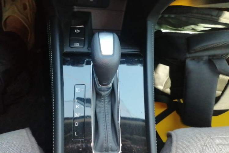 Used Nissan Kicks 2023 Jingqing Edition 1.5L Combining "Power" with a Stylish Touch Gear Lever
