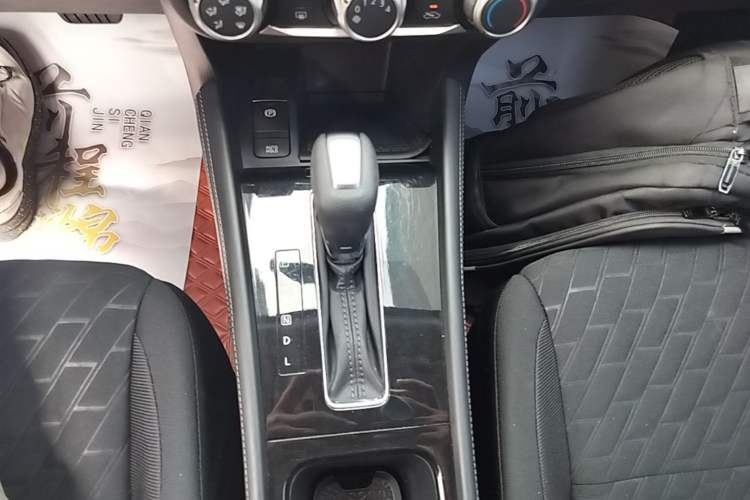 Used Nissan Kicks 2023 Jingqing Edition 1.5L Combining "Power" with a Stylish Touch Gear Lever