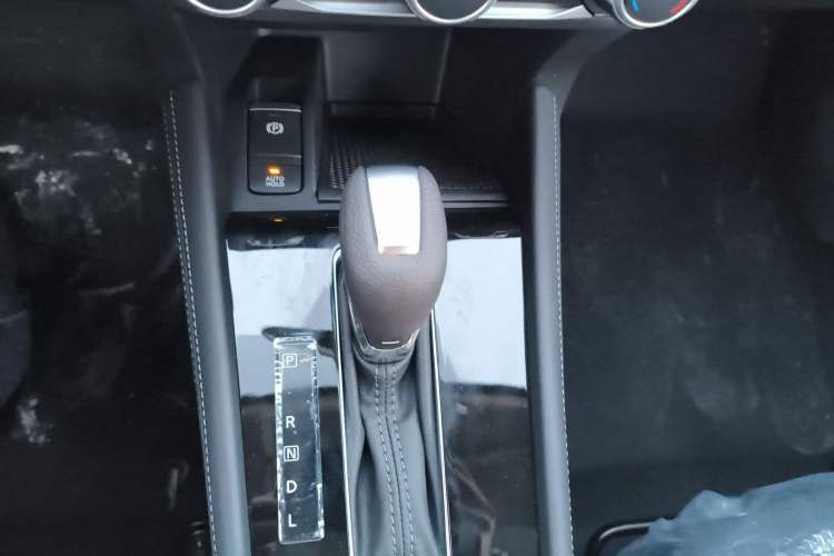 Used Nissan Kicks 2023 Jingqing Edition 1.5L Combining "Power" with a Stylish Touch Gear Lever