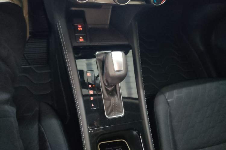 Used Nissan Kicks 2023 Jingqing Edition 1.5L Combining "Power" with a Stylish Touch Gear Lever