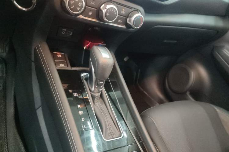 Used Nissan Kicks 2023 Jingqing Edition 1.5L Combining "Power" with a Stylish Touch Gear Lever