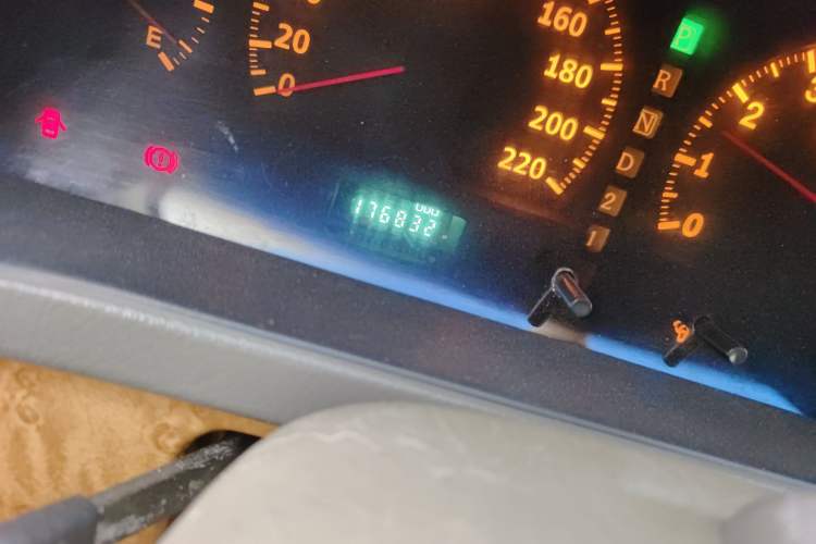 Used Nissan Lannia 2004 Zhizun 2.0L Automatic Comfort Model Odometer Close Up