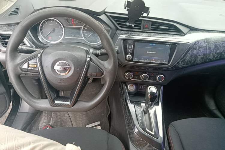 Used Nissan Lannia 2016 1.6L CVT Smart Cool Edition Center Console