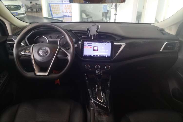 Used Nissan Lannia 2016 1.6L CVT Cool Edition Center Console