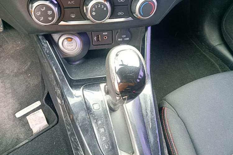 Used Nissan Lannia 2016 1.6L CVT Smart Cool Edition Gear Lever