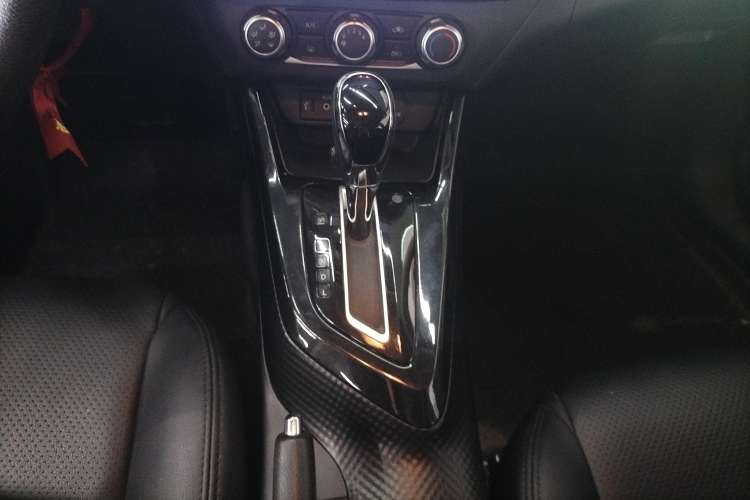 Used Nissan Lannia 2016 1.6L CVT Cool Edition Gear Lever