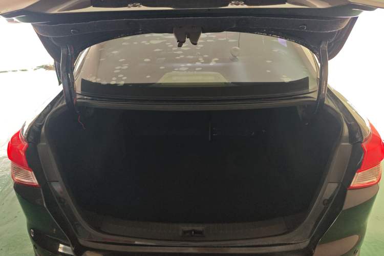 Used Nissan Lannia 2016 1.6L Manual Cool Edition Trunk