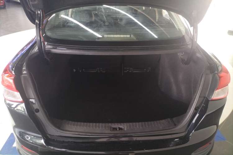Used Nissan Lannia 2016 1.6L CVT Cool Edition Trunk