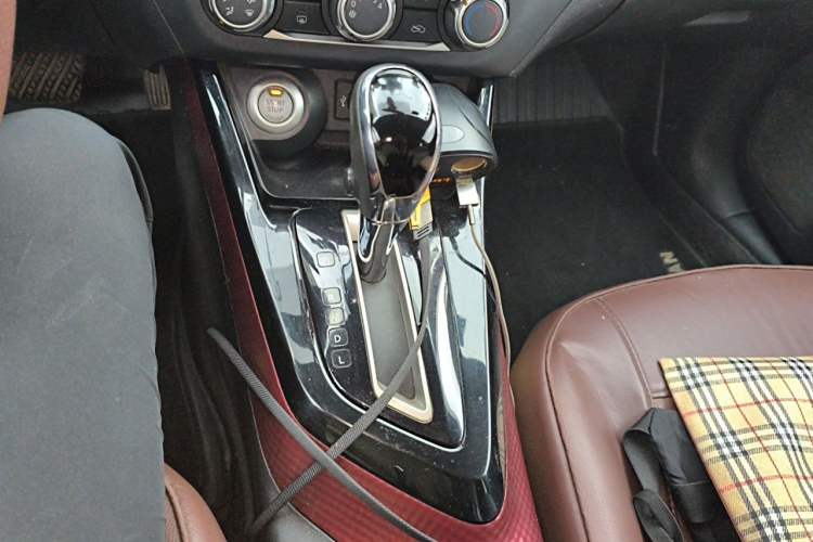 Used Nissan Lannia 2016 1.6L CVT Smart Edition Gear Lever